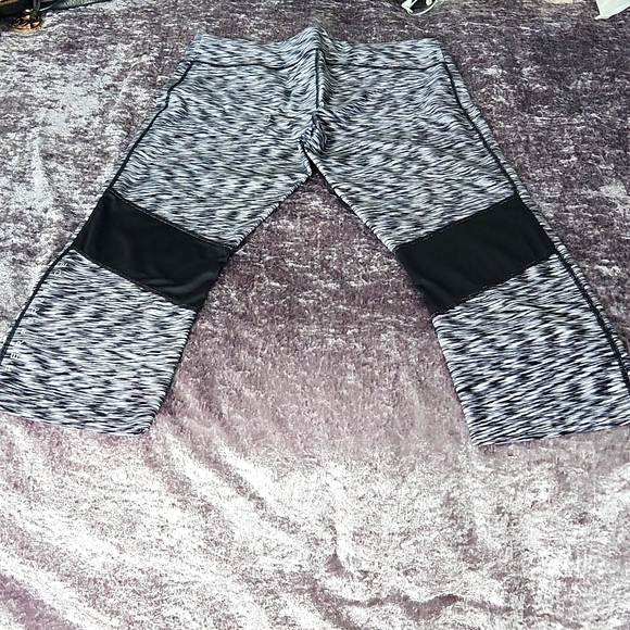 Calvin Klein Performance size XL capri workout pants - Picture 2 of 4